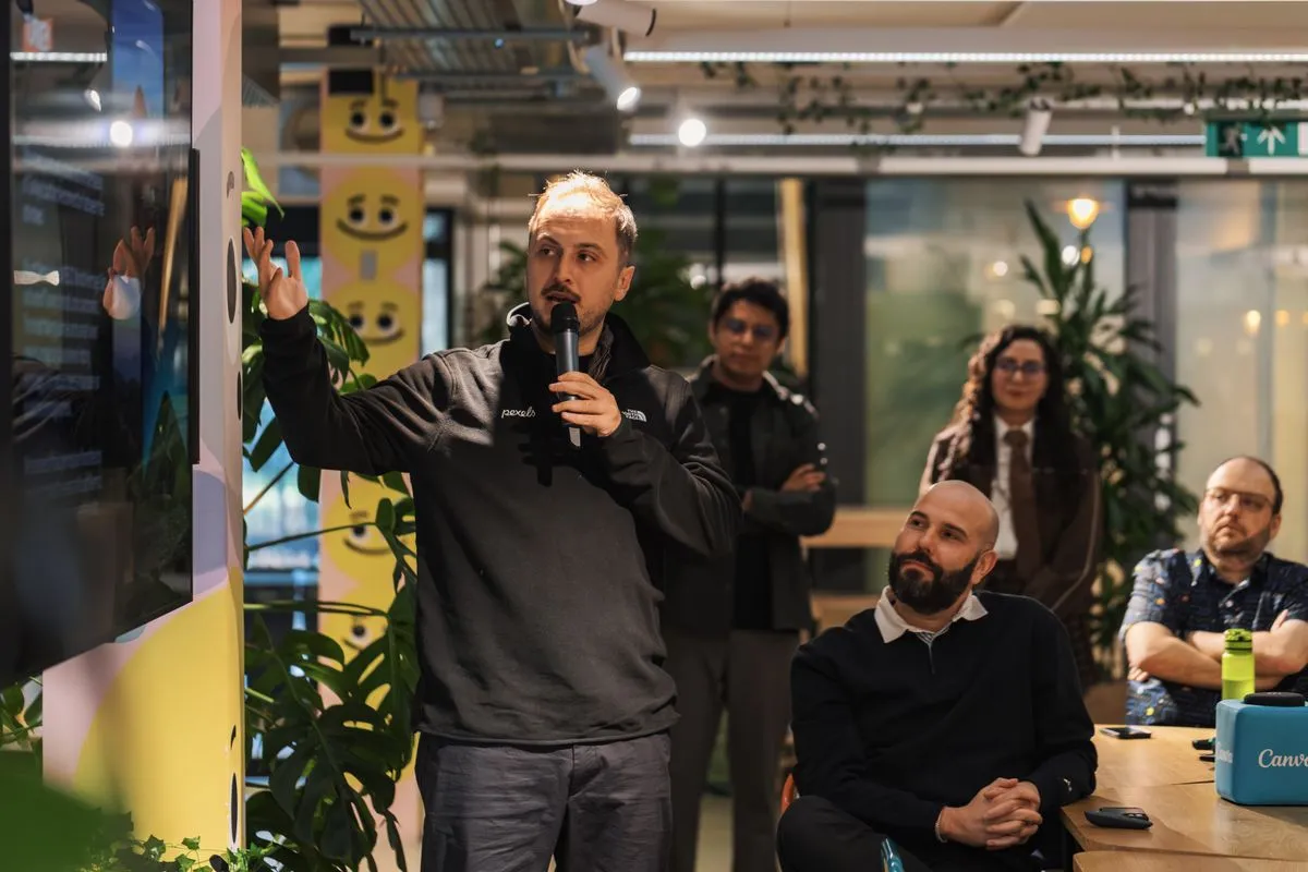 Consultant de Global Services & Consulting présentant un projet à des collaborateurs dans un bureau moderne
