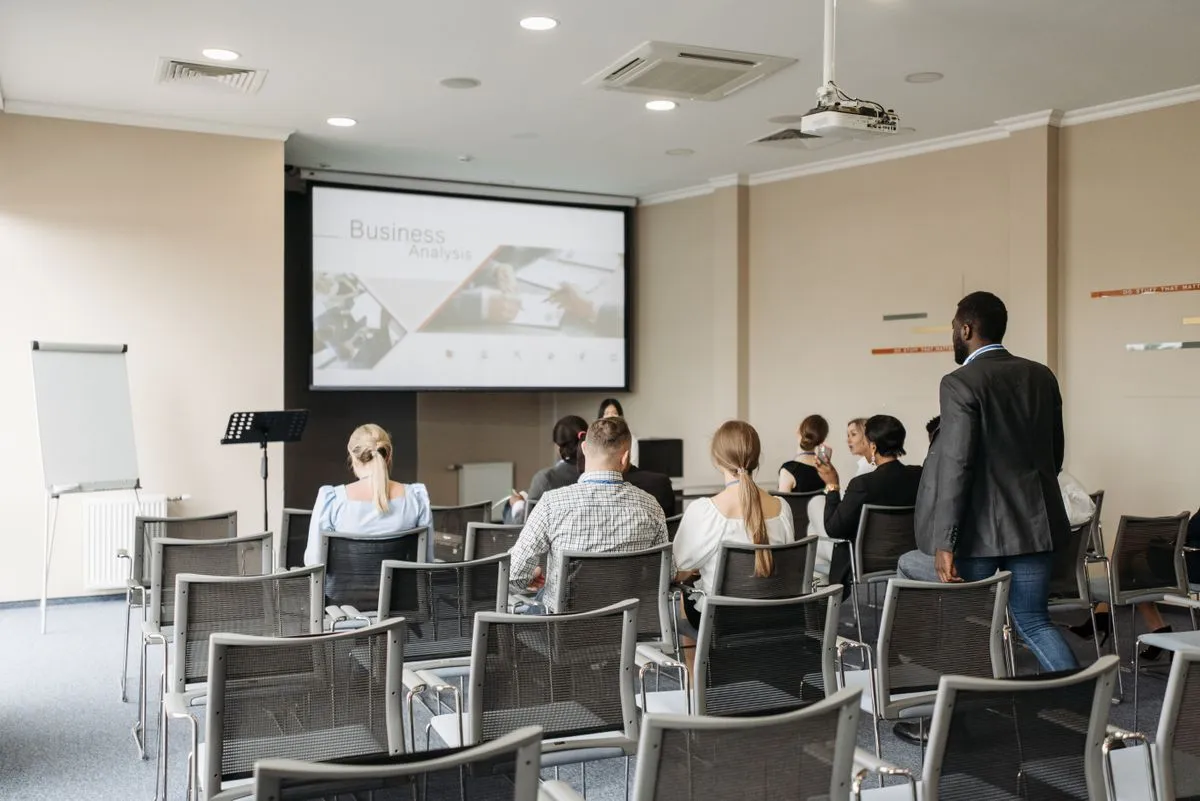 Entreprises & organisations — illustration : groupe de professionnels en réunion dans une salle de conférence