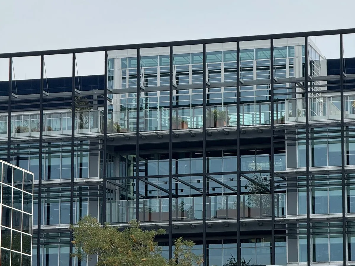 Secteur public — illustration : façade moderne en verre d'un immeuble de bureaux