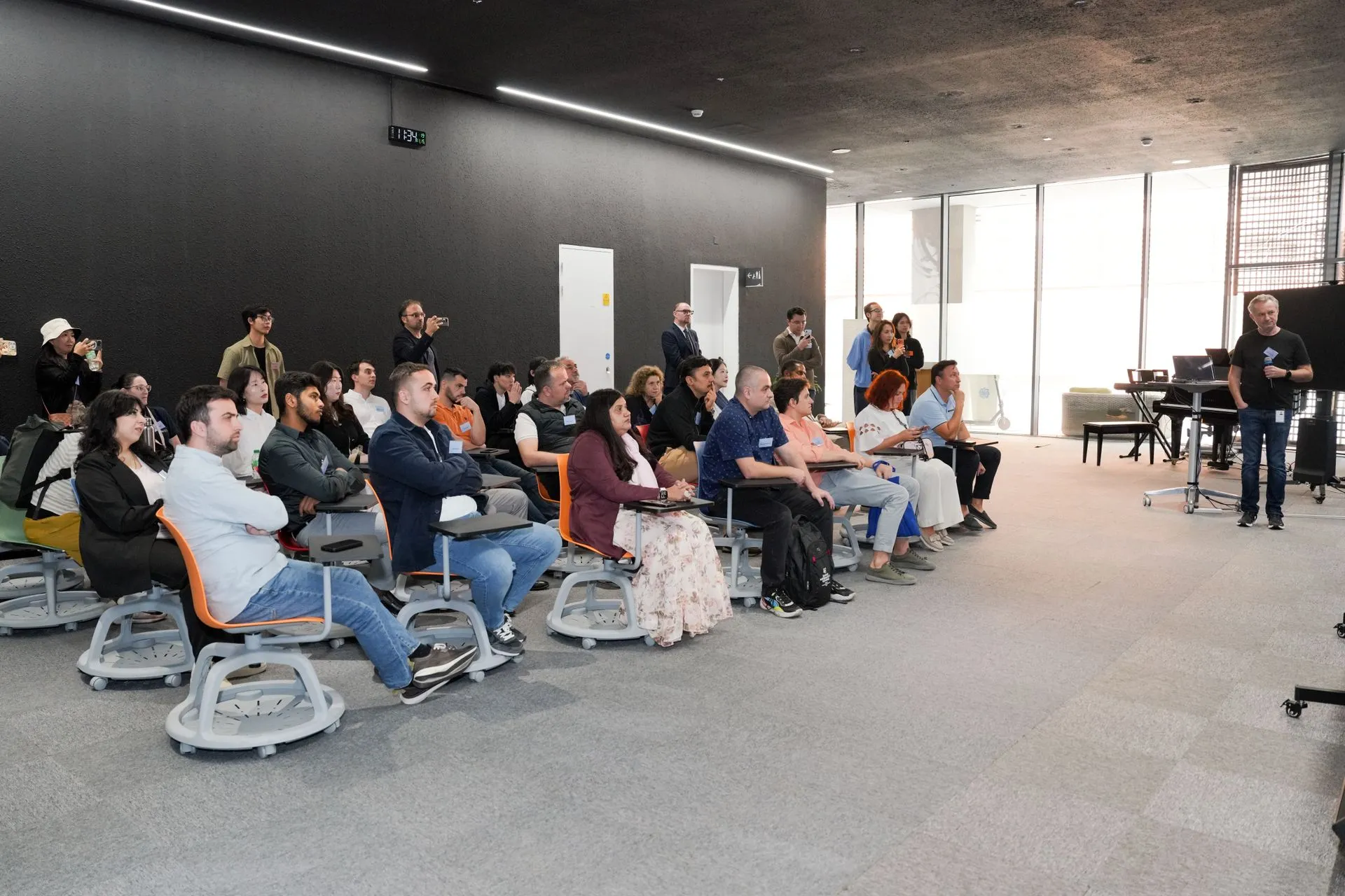 Réunion de présentation d'un projet en salle de conférence moderne