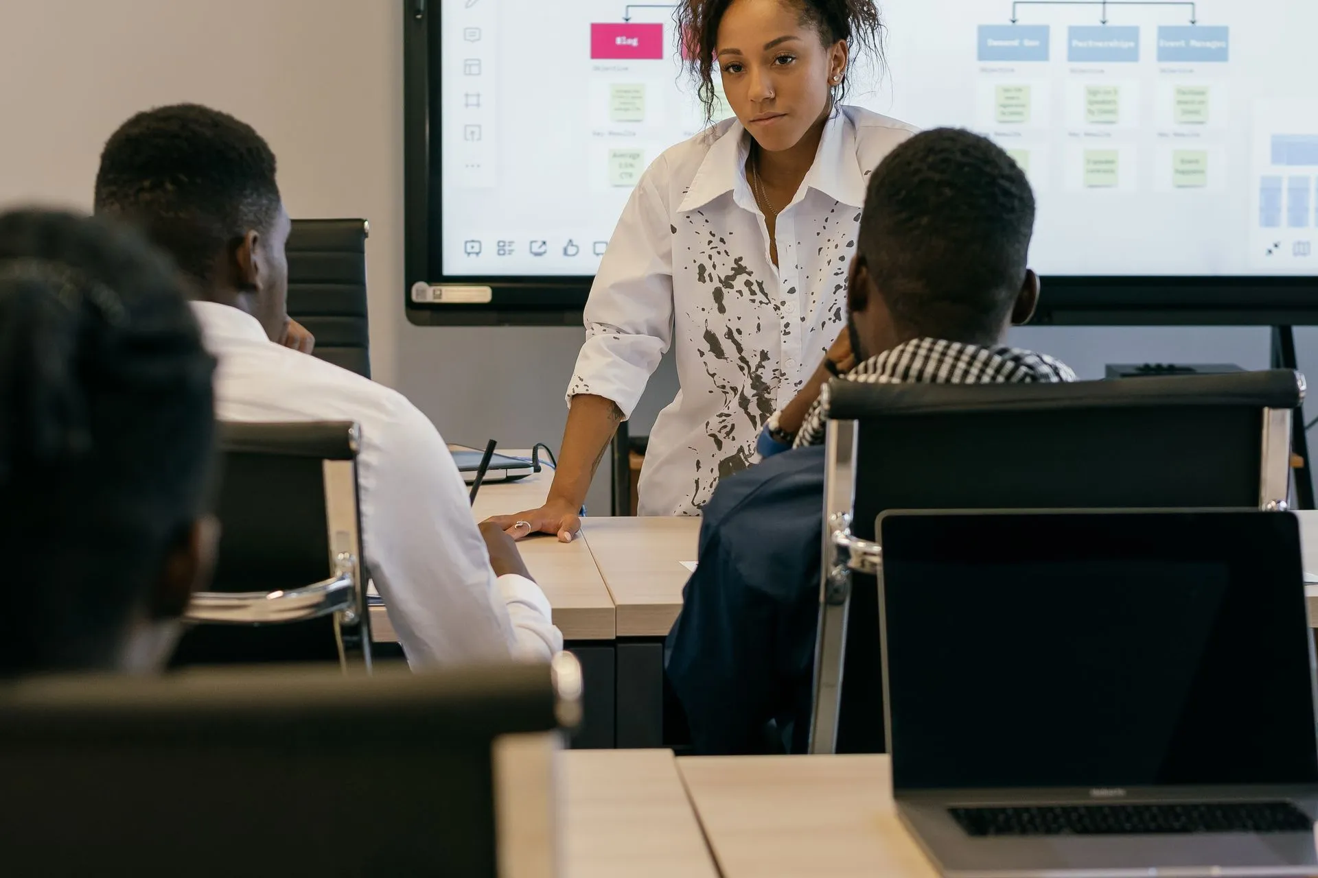 Formatrice animant une session de formation devant des professionnels