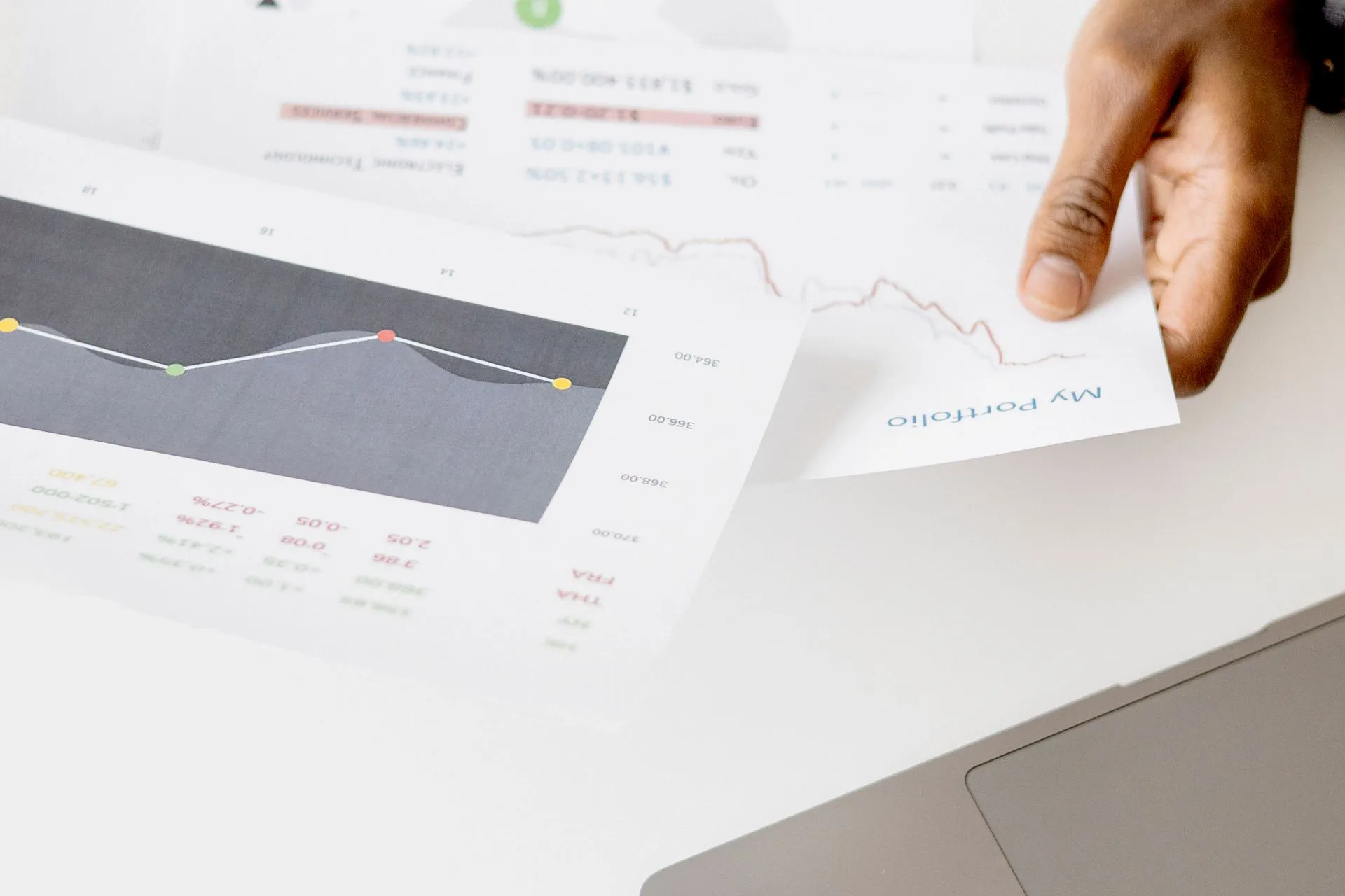 Consultant analysant des rapports de gestion sur ordinateur portable dans un bureau moderne